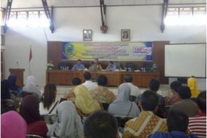 Wakapolres Kuningan, Kompol Rizal Marito saat memberikan materi terkait UU Perlindungan Konsumen.